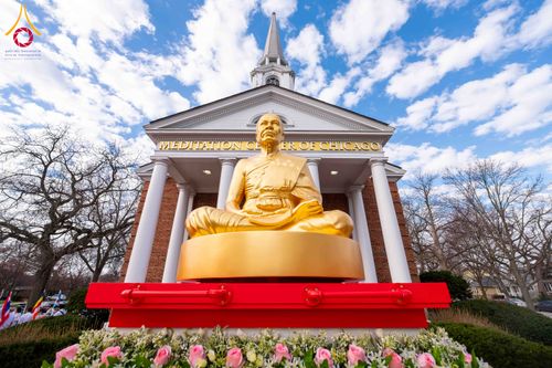 ภาพ No.319055:วันที่ 29 มีนาคม พ.ศ.2569 พิธีอัญเชิญรูปหล่อพระมงคลเทพมุนี (สด จนฺทสโร) ประดิษฐาน ณ ห้องปฏิบัติธรรม “มงคลรัตนโชติ”  วัดพระธรรมกายชิคาโก ประเทศสหรัฐอเมริกา