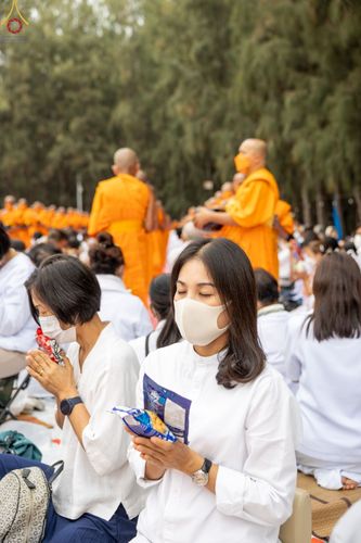 ภาพ No.69730:พิธีตักบาตรพระธรรมยาตราฯ ในโครงการธรรมยาตรากตัญญูบูชา มหาปูชนียาจารย์ พระมงคลเทพมุนี(สด จนฺทสโร) พระผู้ปราบมาร ปีที่ 11 ณ อนุสรณ์สถานลำดับที่ 1 สถานที่เกิดด้วยรูปกายเนื้อ อนุสรณ์สถานมหาวิหารพระมงคลเทพมุนี อ.สองพี่น้อง จ.สุพรรณบุรี
