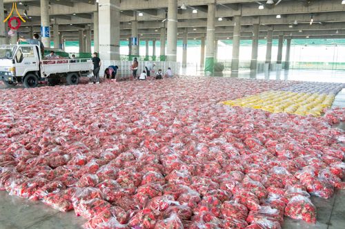 ภาพ No.279482:วันที่ 19-26 ธันวาคม พ.ศ. 2568 และ วันที่ 1 มกราคม พ.ศ.2569 รับบุญปลิดกลีบดอกไม้ เพื่อโปรยต้อนรับพระธรรมยาตรา