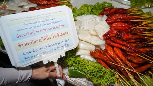 ภาพ No.74435:พิธีถวายภัตตาหารเป็นสังฆทาน แด่คณะพระธรรมยาตราฯ ในโครงการธรรมยาตรากตัญญูบูชา มหาปูชนียาจารย์ พระมงคลเทพมุนี(สด จนฺทสโร) พระผู้ปราบมาร อนุสรณ์สถาน 7 แห่ง ปีที่ 11 วันที่ 26 มกราคม พ.ศ. 2566