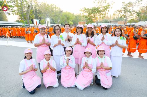 ภาพ No.106362:พิธีถวายภัตตาหารเป็นสังฆทาน แด่คณะพระธรรมยาตราฯ ในโครงการธรรมยาตรากตัญญูบูชา มหาปูชนียาจารย์ พระมงคลเทพมุนี(สด จนฺทสโร) พระผู้ปราบมาร อนุสรณ์สถาน 7 แห่ง ปีที่ 12 วันที่ 5 มกราคม พ.ศ. 2567 ณ อนุสรณ์สถานโลตัสแลนด์ จ.สุพรรณบุรี