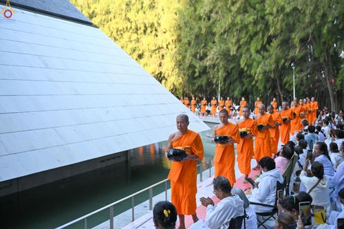ภาพ No.289355:วันที่ 7 มกราคม พ.ศ. 2569 พิธีตักบาตรพระธรรมยาตรา ณ อนุสรณ์สถานลำดับที่ 1 สถานที่เกิดด้วยรูปกายเนื้อ อนุสรณ์สถานมหาวิหารพระมงคลเทพมุนี (โลตัสแลนด์) อ.สองพี่น้อง จ.สุพรรณบุรี ในโครงการธรรมยาตรา กตัญญูบูชา มหาปูชนียาจารย์ พระมงคลเทพมุนี(สด จนฺทสโร) พระผู้ป
