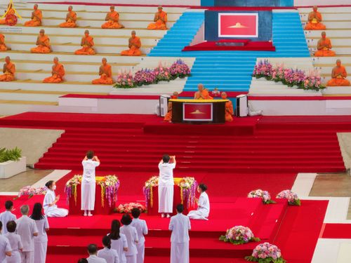 ภาพ No.83683:พิธีวางแผ่นจารึกชื่อและพิธีวางพวงมาลัยสักการะพระประธาน วันอาทิตย์ที่ 16 กรกฎาคม พ.ศ. 2566 ณ รัตนบัลลังก์ สภาธรรมกายสากล วัดพระธรรมกาย