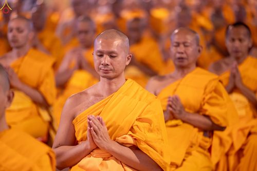 ภาพ No.280348:วันที่ 31 ธันวาคม พ.ศ.2568 -วันที่ 1 มกราคม พ.ศ.2569 พิธีฉลองชัยสวดมนต์บทธัมมจักกับปปวัตนสูตร ครบ 8,000,000,000 จบ , พิธีสวดมนต์ข้ามปี ณ วัดพระธรรมกาย