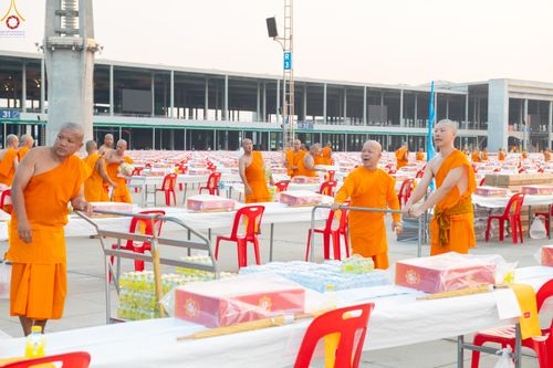 ภาพ No.322614:วันที่ 17 เมษายน พ.ศ.2569 การเรียงกล่องไทยธรรม เรียงน้ำดื่ม เรียงร่ม ณ ลานธรรมพระมหาธรรมกายเจดีย์ เพื่องานถวายมหาสังฆทาน 40,000 กว่าวัดทั่วประเทศ วันคุ้มครองโลก 22 เมษายน พ.ศ.2569 วัดพระธรรมกาย