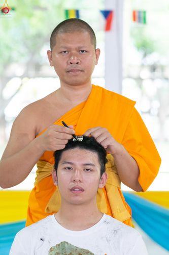 ภาพ No.338323:วันอาทิตย์ที่ 5 กรกฎาคม พศ.2569 พิธีตัดปอยผมธรรมทายาทนานาชาติ IDOP รุ่นที่ 21 จากประเทศจีน มาเลเซีย สิงคโปร์ และไต้หวัน ณ โถงช้าง วัดพระธรรมกาย