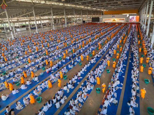 ภาพ No.345378:วันพฤหัสบดีที่ 27 สิงหาคม พ.ศ.2569 พิธีตักบาตรในวันธรรมชัย ณ สภาธรรมกายสากล วัดพระธรรมกาย ปทุมธานี