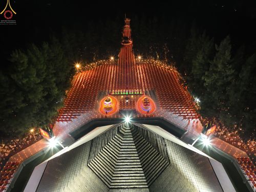 ภาพ No.69382:พิธีจุดประทีปถวายเป็นพุทธบูชา และบูชาธรรมมหาปูชนียาจารย์ ในโครงการธรรมยาตรากตัญญูบูชา มหาปูชนียาจารย์ พระมงคลเทพมุนี(สด จนฺทสโร) พระผู้ปราบมาร ปีที่ 11 ณ อนุสรณ์สถานมหาวิหารพระมงคลเทพมุนี อ.สองพี่น้อง จ.สุพรรณบุรี