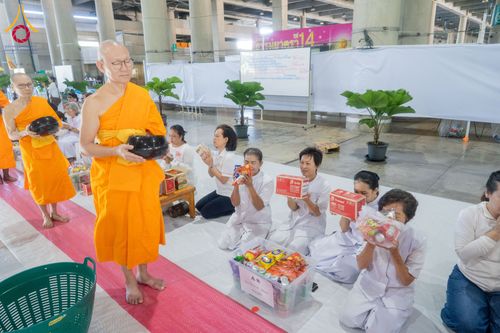 ภาพ No.336585:วันอาทิตย์ที่ 21 มิถุนายน 2569  พิธีตักบาตรพระใหม่ โครงการอุปสมบทหมู่ รุ่นผู้บริหาร  ณ วิหารคด วัดพระธรรมกาย
