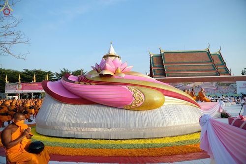 ภาพ No.72049:พิธีตักบาตรพระธรรมยาตราฯ ในโครงการธรรมยาตรากตัญญูบูชา มหาปูชนียาจารย์ พระมงคลเทพมุนี(สด จนฺทสโร) พระผู้ปราบมาร ปีที่ 11 ณ อนุสรณ์สถานลำดับที่ 3 สถานที่เกิดใหม่ในเพศสมณะ วัดสองพี่น้อง อ.สองพี่น้อง จ.สุพรรณบุรี วันที่ 18 มกราคม พ.ศ. 2566