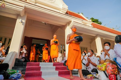 ภาพ No.73600:พิธีตักบาตรพระธรรมยาตราฯ ในโครงการธรรมยาตรากตัญญูบูชา มหาปูชนียาจารย์ พระมงคลเทพมุนี(สด จนฺทสโร) พระผู้ปราบมาร ปีที่ 11 ณ อนุสรณ์สถานลำดับที่ 4 สถานที่เกิดด้วยกายธรรม วัดโบสถ์ (บน) บางคูเวียง อ.บางกรวย จ.นนทบุรี วันที่ 22 มกราคม พ.ศ. 2566