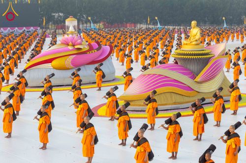 ภาพ No.299826:วันที่ 19 มกราคม พ.ศ.2569 พระธรรมยาตราปฏิบัติธรรมและถ่ายภาพหมู่ประวัติศาสตร์ ณ อนุสรณ์สถานลำดับที่ 5 สถานที่เผยแผ่วิชชาธรรมกายครั้งแรก  อนุสรณ์สถานบางปลาวัดบางปลา อ.บางเลน จ.นครปฐม ในโครงการธรรมยาตรา กตัญญูบูชา มหาปูชนียาจารย์ พระมงคลเทพมุนี(สด จนฺทสโร) 
