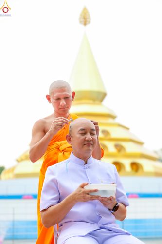ภาพ No.330556:วันที่ 30 พฤษภาคม พ.ศ.2569 พิธีตัดปอยผมและปลงผม อุบาสกอุปสมบทอุทิศชีวิต 11 ท่าน (ภาพชุดที่ 2) ณ โบสถ์พระไตรปิฎก วัดพระธรรมกาย จังหวัดปทุมธานี