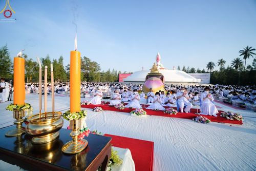 ภาพ No.70576:พิธีตักบาตรพระธรรมยาตราฯ ในโครงการธรรมยาตรากตัญญูบูชา มหาปูชนียาจารย์ พระมงคลเทพมุนี(สด จนฺทสโร) พระผู้ปราบมาร ปีที่ 11 ณ อนุสรณ์สถานลำดับที่ 2 สถานที่ตั้งมโนปณิธานบวชตลอดชีวิต อนุสรณ์สถานคลองบางนางแท่น อ.สามพราน จ.นครปฐม วันที่ 14 มกราคม พ.ศ. 2566