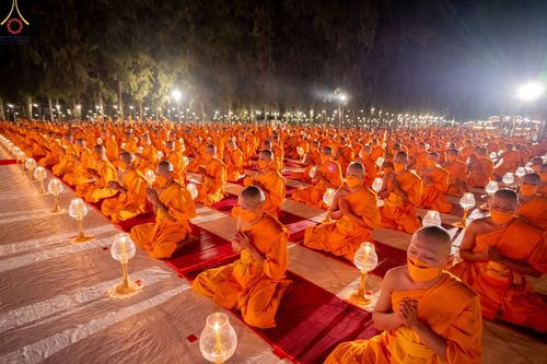 ภาพ No.69498:พิธีจุดประทีปถวายเป็นพุทธบูชา และบูชาธรรมมหาปูชนียาจารย์ ในโครงการธรรมยาตรากตัญญูบูชา มหาปูชนียาจารย์ พระมงคลเทพมุนี(สด จนฺทสโร) พระผู้ปราบมาร ปีที่ 11 ณ อนุสรณ์สถานมหาวิหารพระมงคลเทพมุนี อ.สองพี่น้อง จ.สุพรรณบุรี