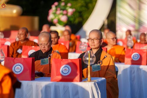 ภาพ No.332757:วันอาทิตย์ที่ 31 พฤษภาคม พ.ศ. 2569 วันวิสาขบูชา ณ วัดพระธรรมกายแคลิฟอร์เนีย  ประเทศสหรัฐอเมริกา