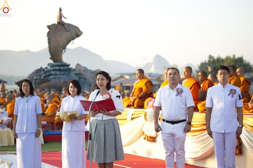 ภาพ No.284202:วันเสาร์ที่ 20 ธันวาคม พ.ศ.2568  พิธีตักบาตรพระ 10,000 รูป เนื่องในโอกาส 194 ปี จังหวัดกาญจนบุรี และอุทิศส่วนกุศลให้แด่บรรพชนทั้งหลาย บริเวณถนนสองแคว (Skywalk) เมืองกาญจนบุรี