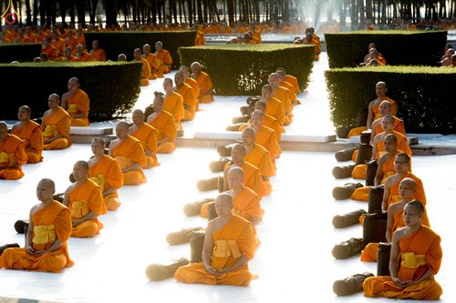 ภาพ No.281595:วันที่ 24 ธันวาคม พ.ศ.2568 พระธรรมยาตรา ปฏิบัติธรรม และถ่ายภาพหมู่ประวัติศาสตร์ ณ ลานหน้ามหาวิหารพระมงคลเทพมุนีฯ วัดพระธรรมกาย