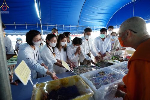 ภาพ No.73914:พิธีถวายภัตตาหารเป็นสังฆทาน แด่คณะพระธรรมยาตราฯ ในโครงการธรรมยาตรากตัญญูบูชา มหาปูชนียาจารย์ พระมงคลเทพมุนี(สด จนฺทสโร) พระผู้ปราบมาร อนุสรณ์สถาน 7 แห่ง ปีที่ 11 วันที่ 23 มกราคม พ.ศ. 2566