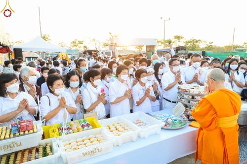 ภาพ No.74657:พิธีถวายภัตตาหารเป็นสังฆทาน แด่คณะพระธรรมยาตราฯ ในโครงการธรรมยาตรากตัญญูบูชา มหาปูชนียาจารย์ พระมงคลเทพมุนี(สด จนฺทสโร) พระผู้ปราบมาร อนุสรณ์สถาน 7 แห่ง ปีที่ 11 วันที่ 28 มกราคม พ.ศ. 2566