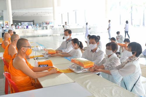 ภาพ No.31175:พิธีเจริญพระพุทธมนต์และถวายภัตตาหารเป็นสังฆทาน(ออนไลน์) 112 ปีคุณยายอาจารย์ฯ