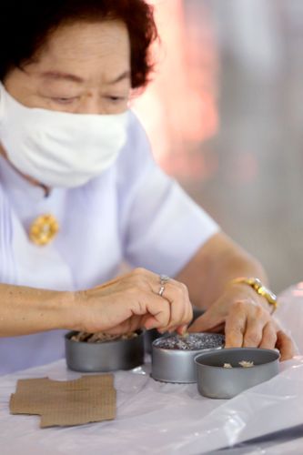 ภาพ No.31183:กิจกรรมงานบุญ ร่วมกันทำไส้เทียนและหล่อเทียนกระป๋อง