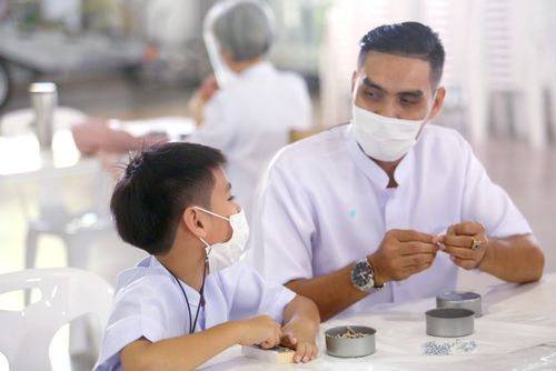 ภาพ No.31189:กิจกรรมงานบุญ ร่วมกันทำไส้เทียนและหล่อเทียนกระป๋อง