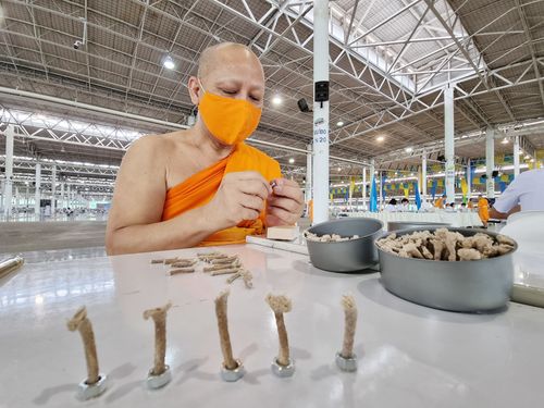 ภาพ No.31192:กิจกรรมงานบุญ ร่วมกันทำไส้เทียนและหล่อเทียนกระป๋อง