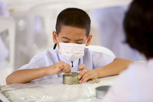 ภาพ No.31191:กิจกรรมงานบุญ ร่วมกันทำไส้เทียนและหล่อเทียนกระป๋อง