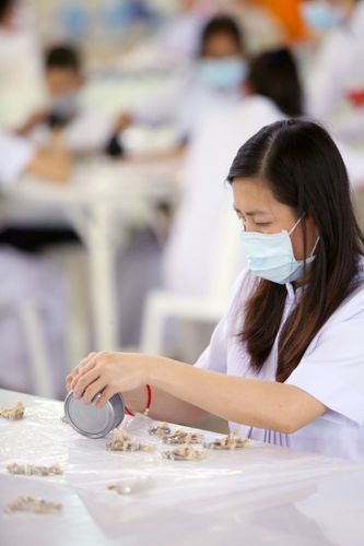 ภาพ No.31195:กิจกรรมงานบุญ ร่วมกันทำไส้เทียนและหล่อเทียนกระป๋อง