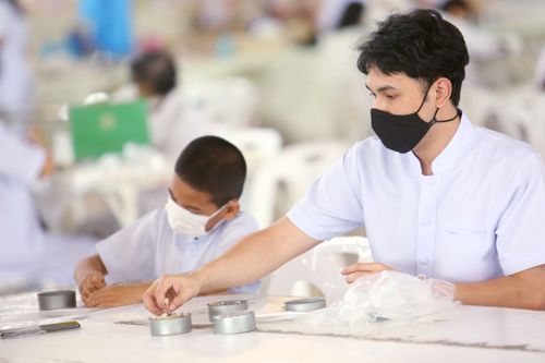 ภาพ No.31196:กิจกรรมงานบุญ ร่วมกันทำไส้เทียนและหล่อเทียนกระป๋อง