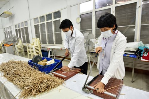 ภาพ No.31211:กิจกรรมงานบุญ ร่วมกันทำไส้เทียนและหล่อเทียนกระป๋อง