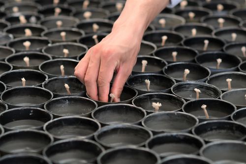 ภาพ No.31198:กิจกรรมงานบุญ ร่วมกันทำไส้เทียนและหล่อเทียนกระป๋อง