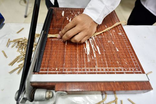 ภาพ No.31213:กิจกรรมงานบุญ ร่วมกันทำไส้เทียนและหล่อเทียนกระป๋อง