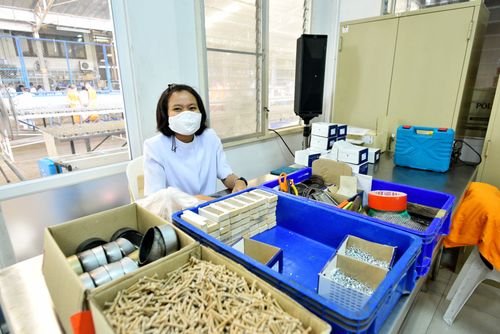 ภาพ No.31216:กิจกรรมงานบุญ ร่วมกันทำไส้เทียนและหล่อเทียนกระป๋อง