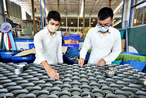 ภาพ No.31218:กิจกรรมงานบุญ ร่วมกันทำไส้เทียนและหล่อเทียนกระป๋อง