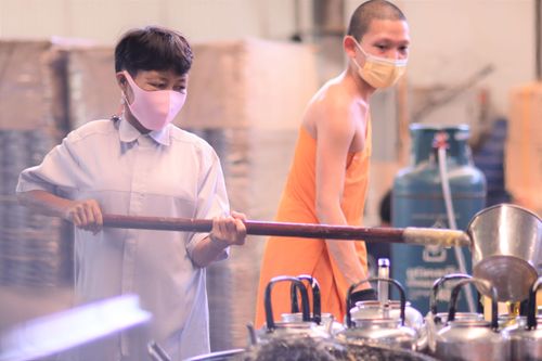 ภาพ No.31202:กิจกรรมงานบุญ ร่วมกันทำไส้เทียนและหล่อเทียนกระป๋อง