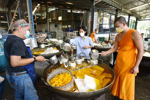 ภาพ No.31222:กิจกรรมงานบุญ ร่วมกันทำไส้เทียนและหล่อเทียนกระป๋อง