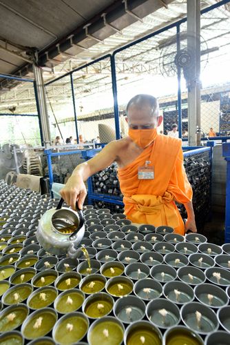 ภาพ No.31227:กิจกรรมงานบุญ ร่วมกันทำไส้เทียนและหล่อเทียนกระป๋อง