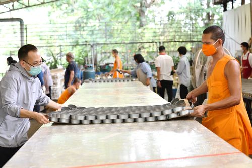 ภาพ No.31234:กิจกรรมงานบุญ ร่วมกันทำไส้เทียนและหล่อเทียนกระป๋อง