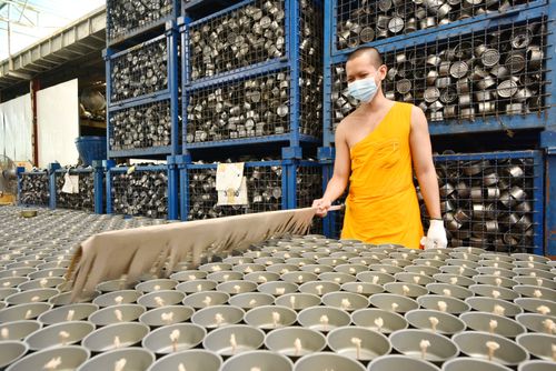 ภาพ No.31232:กิจกรรมงานบุญ ร่วมกันทำไส้เทียนและหล่อเทียนกระป๋อง