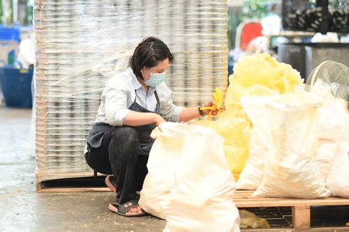 ภาพ No.31205:กิจกรรมงานบุญ ร่วมกันทำไส้เทียนและหล่อเทียนกระป๋อง