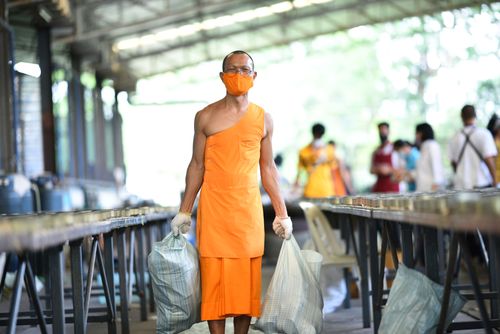 ภาพ No.31235:กิจกรรมงานบุญ ร่วมกันทำไส้เทียนและหล่อเทียนกระป๋อง