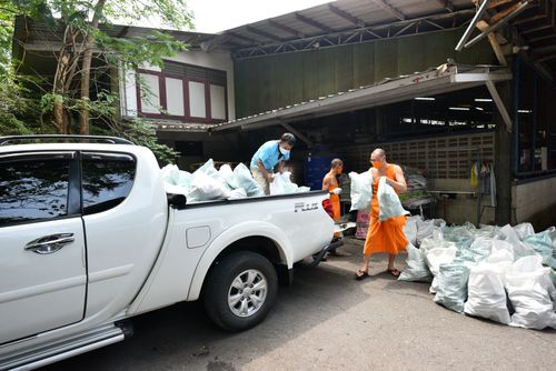 ภาพ No.31236:กิจกรรมงานบุญ ร่วมกันทำไส้เทียนและหล่อเทียนกระป๋อง