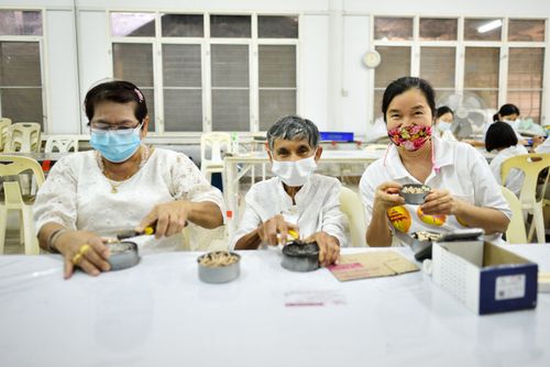 ภาพ No.31245:กิจกรรมงานบุญ ร่วมกันทำไส้เทียนและหล่อเทียนกระป๋อง