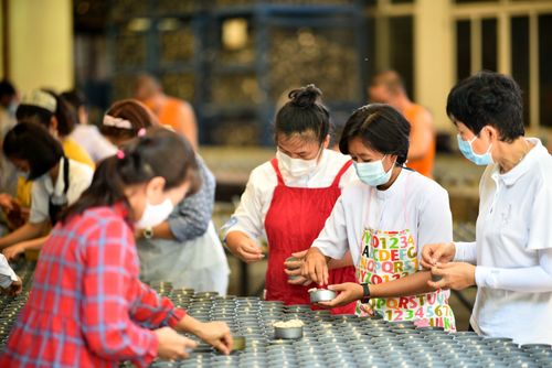 ภาพ No.31247:กิจกรรมงานบุญ ร่วมกันทำไส้เทียนและหล่อเทียนกระป๋อง