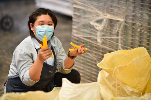 ภาพ No.31255:กิจกรรมงานบุญ ร่วมกันทำไส้เทียนและหล่อเทียนกระป๋อง