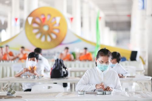 ภาพ No.31256:กิจกรรมงานบุญ ร่วมกันทำไส้เทียนและหล่อเทียนกระป๋อง