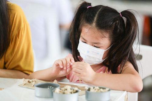 ภาพ No.31261:กิจกรรมงานบุญ ร่วมกันทำไส้เทียนและหล่อเทียนกระป๋อง