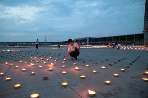 ภาพ No.28855:วันคุ้มครองโลก พิธีจุดประทีปแปรอักษรที่ใหญ่ที่สุดในโลก ถวายเป็นพุทธบูชา ผ่านระบบ ZOOM 